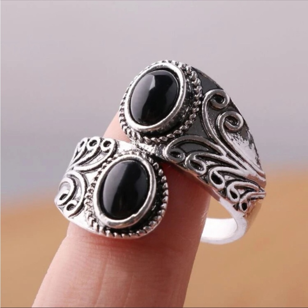 Elegant Black and Silver Women's Ring